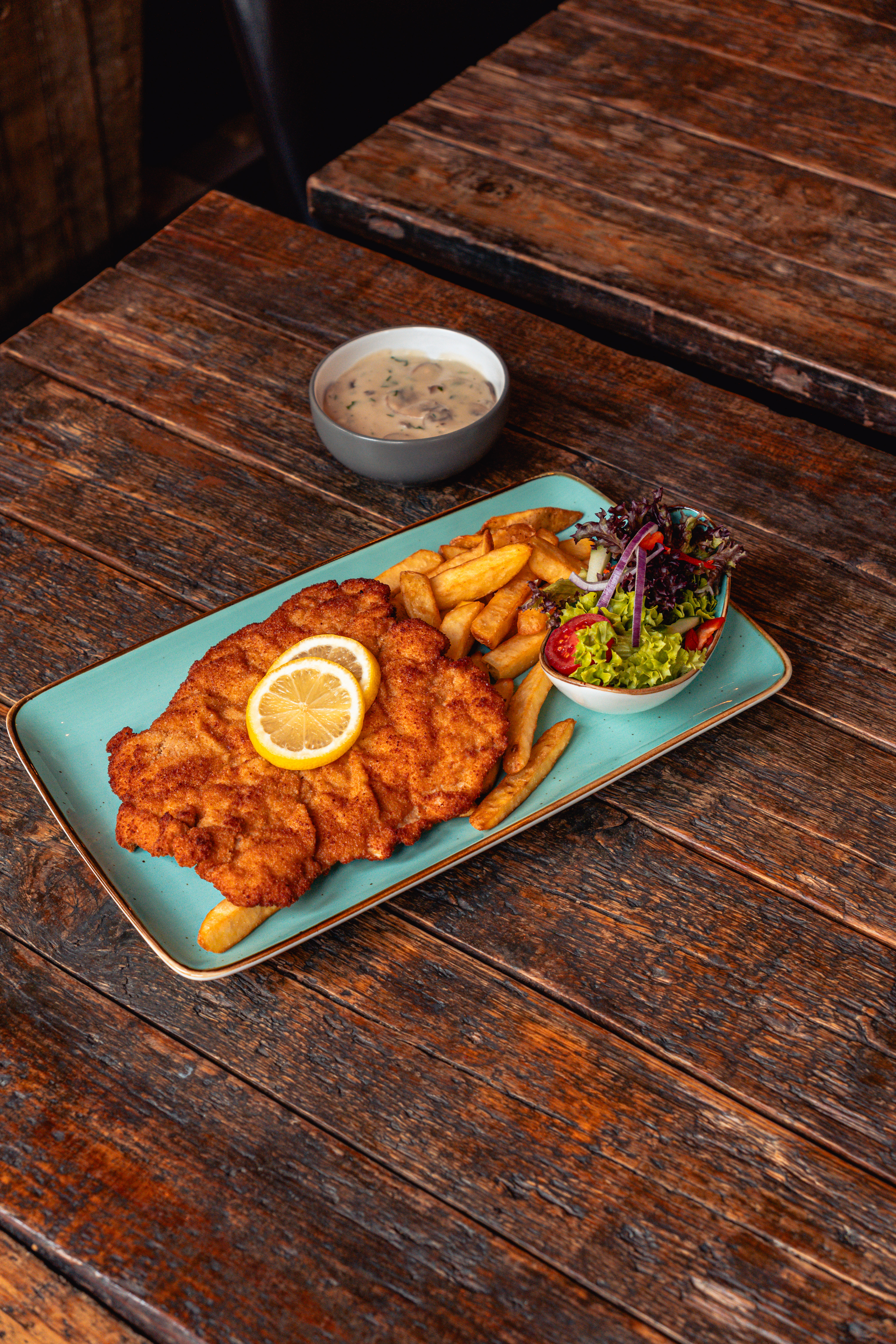 Schnitzelgericht im Kachelhaus