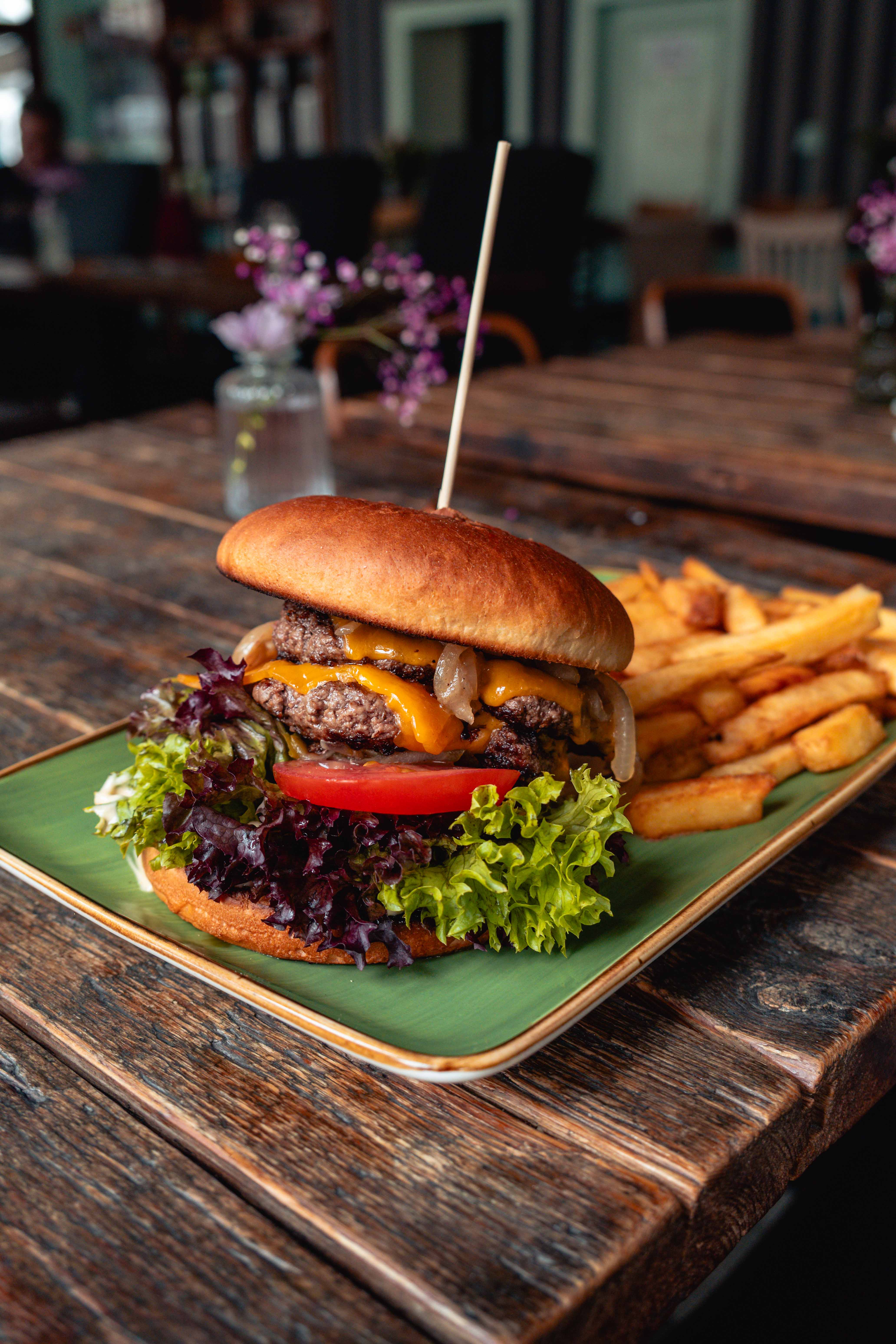 Burger mit Pommes im Kachelhaus