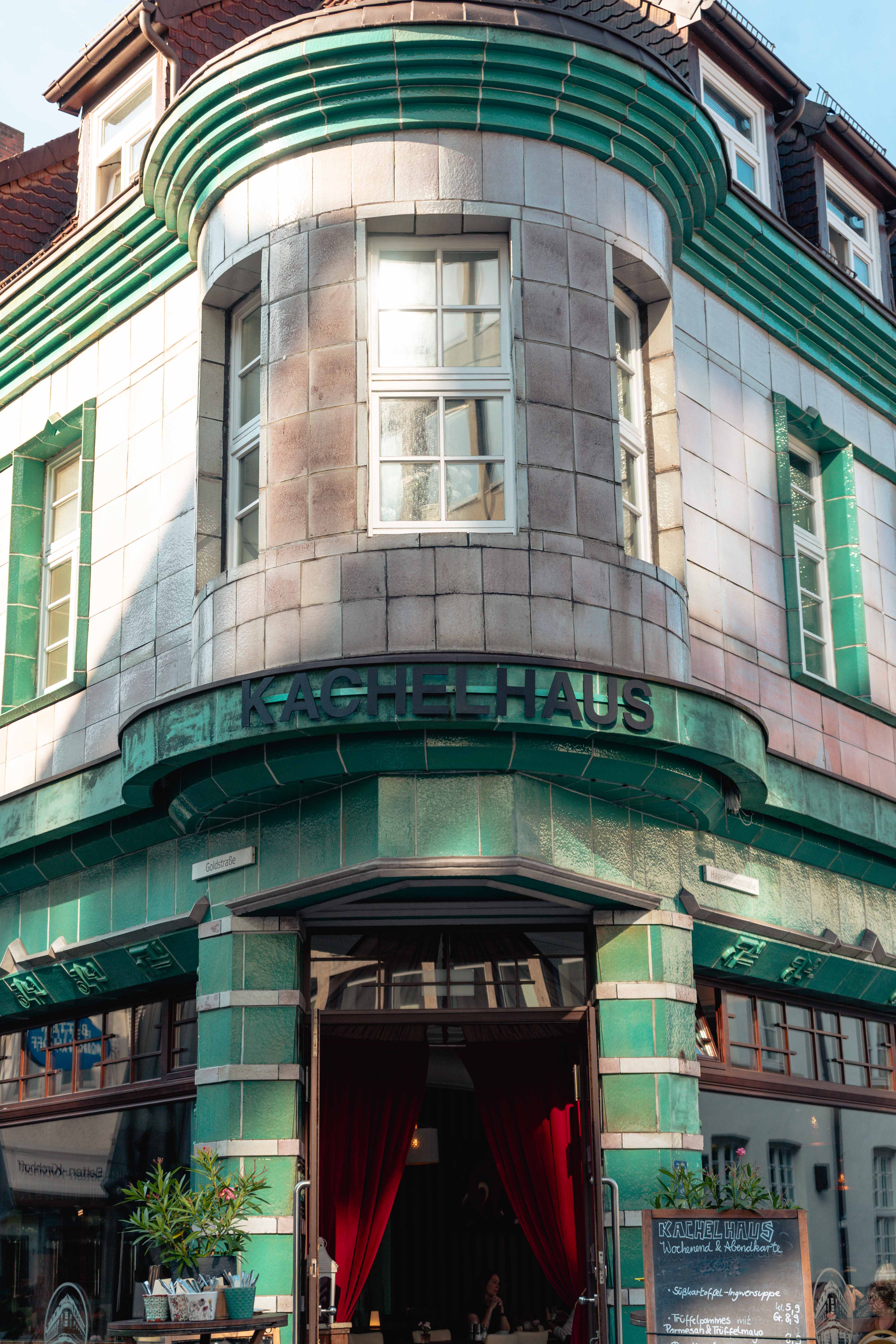 Eingang des Kachelhaus Bielefeld mit grüner Kachelfassade